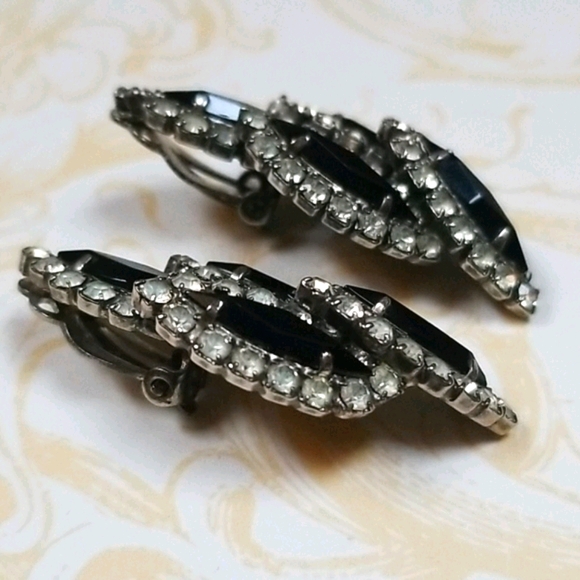 Vintage 1950s Black and Clear Rhinestone Clip Earrings - Picture 13 of 14